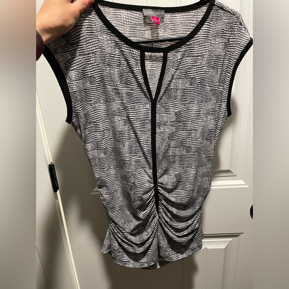 Size small Vince Camuto blouse. Very flattering on waist!